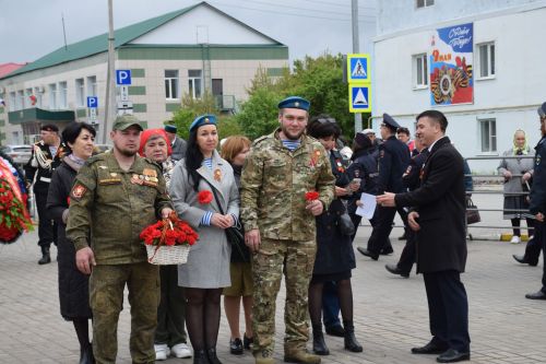 В Нурлате в День Победы начался с возложения цветов к памятнику воину-освободителю и на могилы Героев