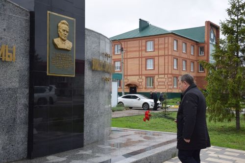 В Нурлате в День Победы начался с возложения цветов к памятнику воину-освободителю и на могилы Героев