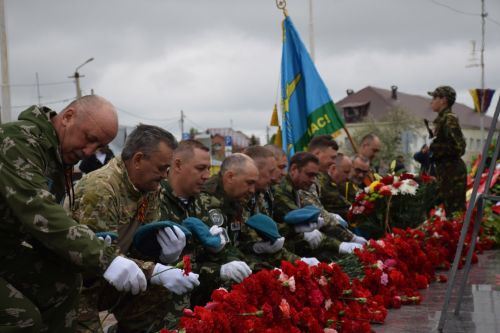 В Нурлате в День Победы начался с возложения цветов к памятнику воину-освободителю и на могилы Героев