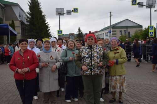 В Нурлате в День Победы начался с возложения цветов к памятнику воину-освободителю и на могилы Героев