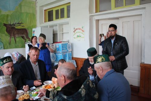 В День Победы Минталип Минеханов организовал праздничное чаепитие для жителей своего родного села Кривое Озеро