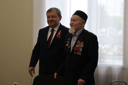 Дамир Ишкинеев чествовал ветерана войны в День Победы