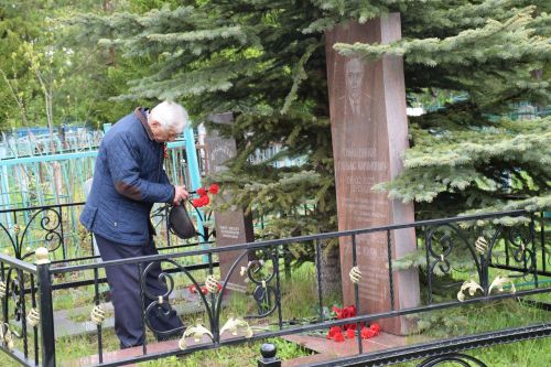 В Нурлате в День Победы начался с возложения цветов к памятнику воину-освободителю и на могилы Героев