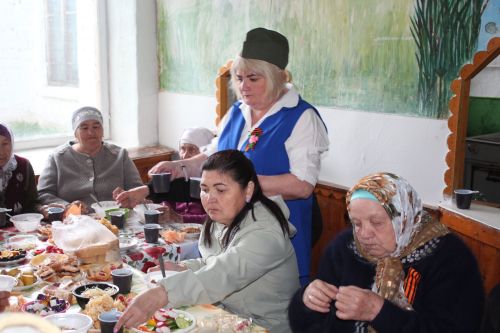 В День Победы Минталип Минеханов организовал праздничное чаепитие для жителей своего родного села Кривое Озеро