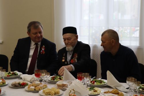 Дамир Ишкинеев чествовал ветерана войны в День Победы