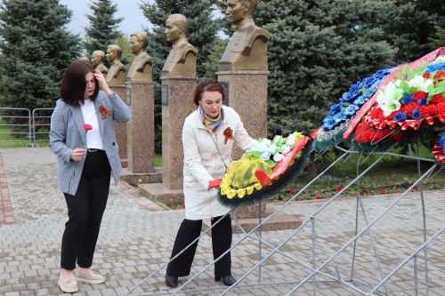 В Нурлате в День Победы начался с возложения цветов к памятнику воину-освободителю и на могилы Героев