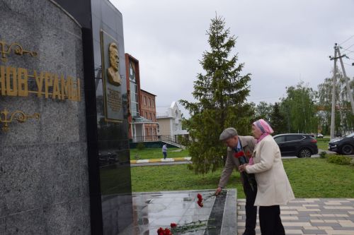 В Нурлате в День Победы начался с возложения цветов к памятнику воину-освободителю и на могилы Героев