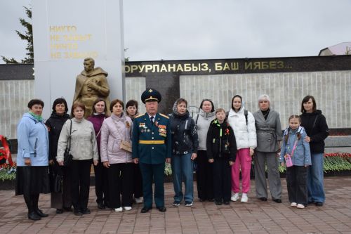 В Нурлате в День Победы начался с возложения цветов к памятнику воину-освободителю и на могилы Героев