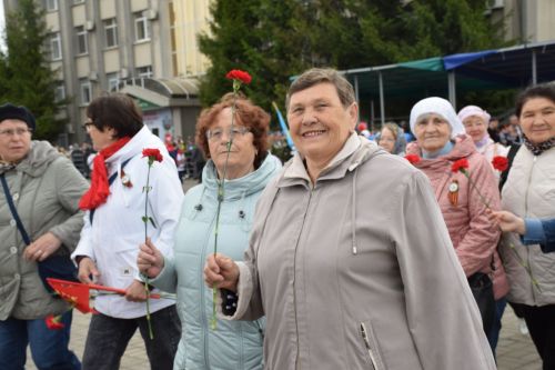В Нурлате в День Победы начался с возложения цветов к памятнику воину-освободителю и на могилы Героев