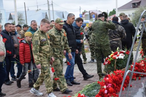 В Нурлате в День Победы начался с возложения цветов к памятнику воину-освободителю и на могилы Героев