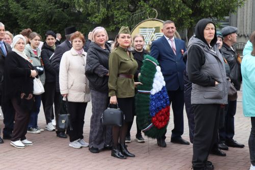 В Нурлате в День Победы начался с возложения цветов к памятнику воину-освободителю и на могилы Героев