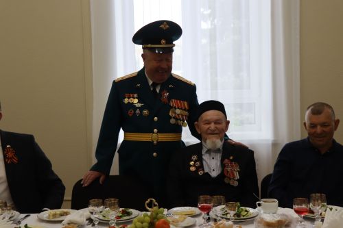 Дамир Ишкинеев чествовал ветерана войны в День Победы