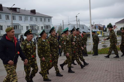В Нурлате в День Победы начался с возложения цветов к памятнику воину-освободителю и на могилы Героев
