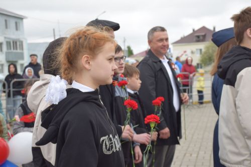 В Нурлате в День Победы начался с возложения цветов к памятнику воину-освободителю и на могилы Героев