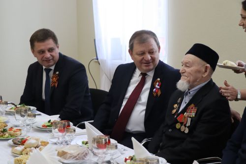Дамир Ишкинеев чествовал ветерана войны в День Победы