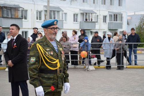 В Нурлате в День Победы начался с возложения цветов к памятнику воину-освободителю и на могилы Героев