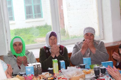 В День Победы Минталип Минеханов организовал праздничное чаепитие для жителей своего родного села Кривое Озеро