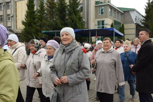В Нурлате в День Победы начался с возложения цветов к памятнику воину-освободителю и на могилы Героев