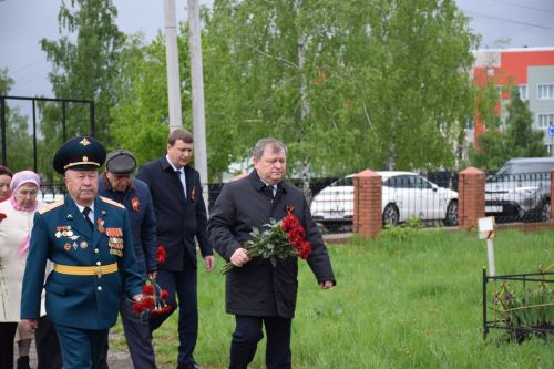 В Нурлате в День Победы начался с возложения цветов к памятнику воину-освободителю и на могилы Героев