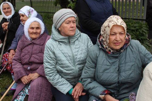 В День Победы Минталип Минеханов организовал праздничное чаепитие для жителей своего родного села Кривое Озеро