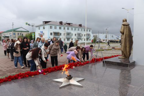 В Нурлате в День Победы начался с возложения цветов к памятнику воину-освободителю и на могилы Героев