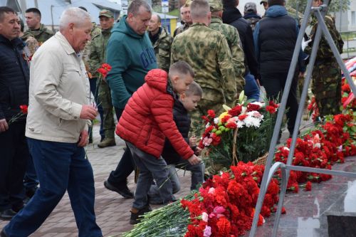 В Нурлате в День Победы начался с возложения цветов к памятнику воину-освободителю и на могилы Героев