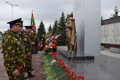В Нурлате в День Победы начался с возложения цветов к памятнику воину-освободителю и на могилы Героев