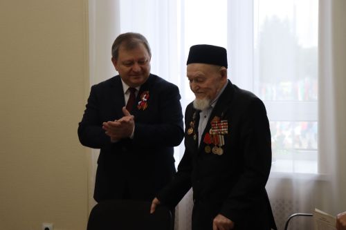 Дамир Ишкинеев чествовал ветерана войны в День Победы