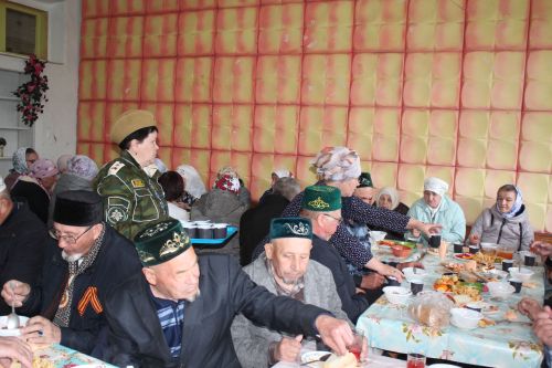 В День Победы Минталип Минеханов организовал праздничное чаепитие для жителей своего родного села Кривое Озеро