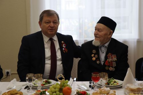 Дамир Ишкинеев чествовал ветерана войны в День Победы