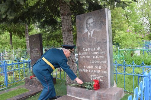 В Нурлате в День Победы начался с возложения цветов к памятнику воину-освободителю и на могилы Героев