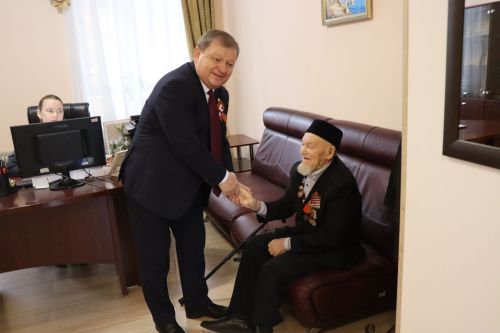 Дамир Ишкинеев чествовал ветерана войны в День Победы