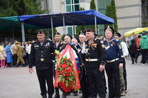 В Нурлате в День Победы начался с возложения цветов к памятнику воину-освободителю и на могилы Героев