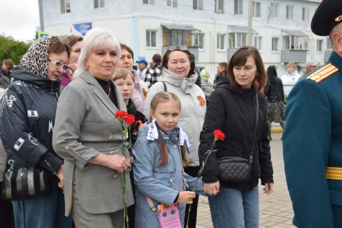 В Нурлате в День Победы начался с возложения цветов к памятнику воину-освободителю и на могилы Героев