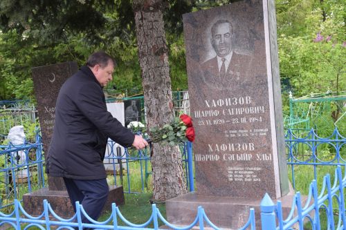 В Нурлате в День Победы начался с возложения цветов к памятнику воину-освободителю и на могилы Героев