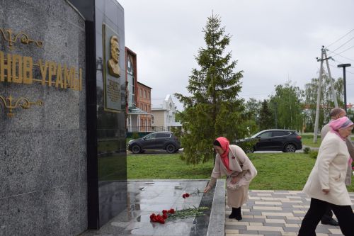 В Нурлате в День Победы начался с возложения цветов к памятнику воину-освободителю и на могилы Героев