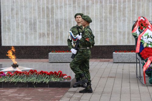 В Нурлате в День Победы начался с возложения цветов к памятнику воину-освободителю и на могилы Героев