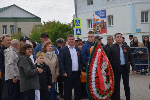 В Нурлате в День Победы начался с возложения цветов к памятнику воину-освободителю и на могилы Героев