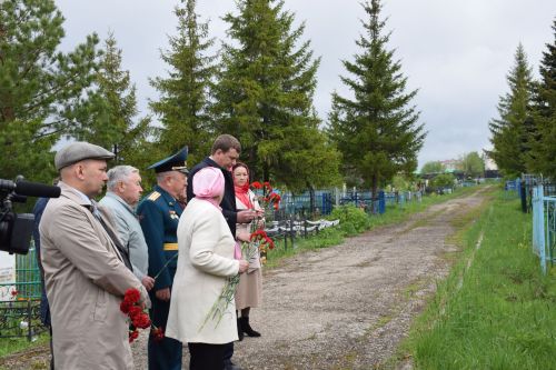 В Нурлате в День Победы начался с возложения цветов к памятнику воину-освободителю и на могилы Героев