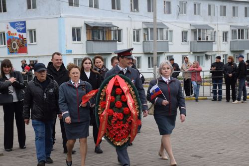 В Нурлате в День Победы начался с возложения цветов к памятнику воину-освободителю и на могилы Героев