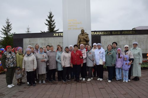 В Нурлате в День Победы начался с возложения цветов к памятнику воину-освободителю и на могилы Героев