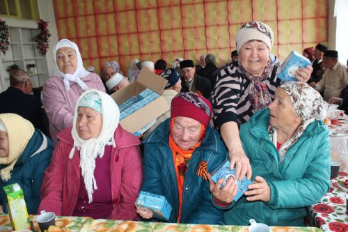 В День Победы Минталип Минеханов организовал праздничное чаепитие для жителей своего родного села Кривое Озеро