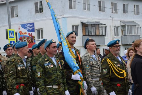 В Нурлате в День Победы начался с возложения цветов к памятнику воину-освободителю и на могилы Героев