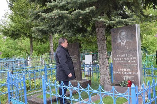 В Нурлате в День Победы начался с возложения цветов к памятнику воину-освободителю и на могилы Героев
