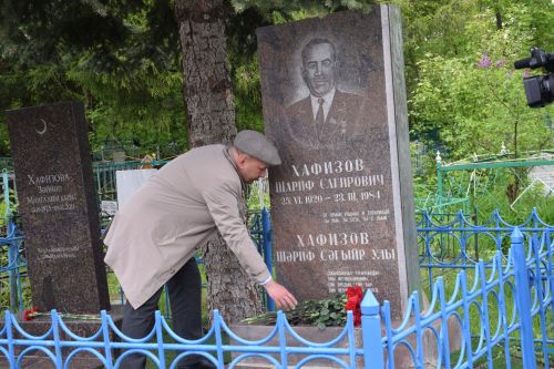 В Нурлате в День Победы начался с возложения цветов к памятнику воину-освободителю и на могилы Героев
