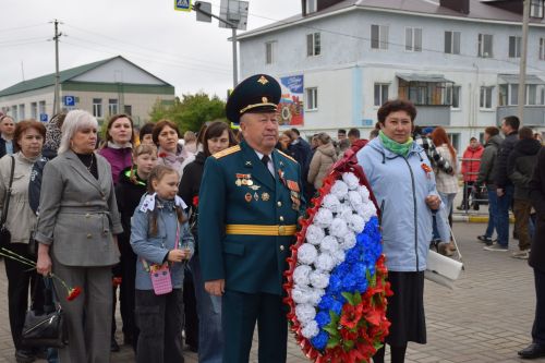 В Нурлате в День Победы начался с возложения цветов к памятнику воину-освободителю и на могилы Героев