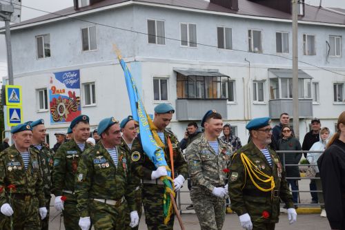 В Нурлате в День Победы начался с возложения цветов к памятнику воину-освободителю и на могилы Героев