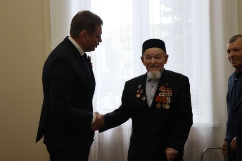 Дамир Ишкинеев чествовал ветерана войны в День Победы