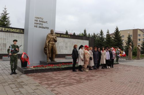 В Нурлате в День Победы начался с возложения цветов к памятнику воину-освободителю и на могилы Героев