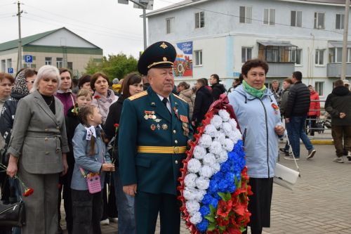 В Нурлате в День Победы начался с возложения цветов к памятнику воину-освободителю и на могилы Героев